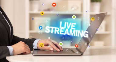 Dizüstü bilgisayar kullanan serbest bir kadın.