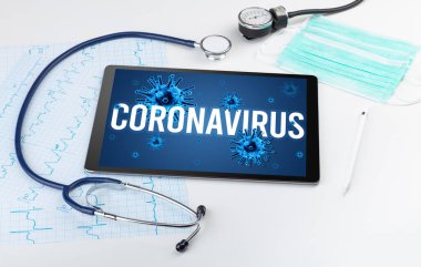 Beyaz yüzeyde tablet pc ve doktor araçları