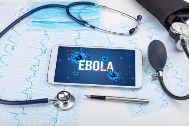 Beyaz yüzeyde tablet pc ve doktor araçları