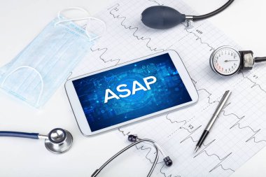 Tıbbi kısaltmalı bir tabletin yakın plan görüntüsü