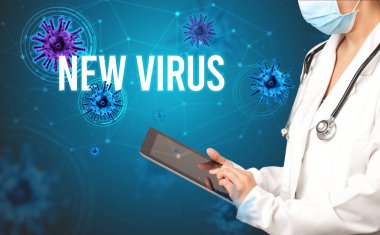 Doktor reçete yazıyor.