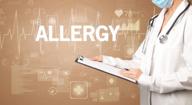 Genç doktor notlar yazıyor.