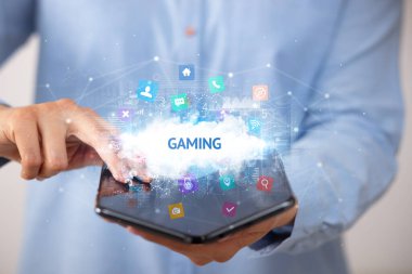 İş adamı katlanabilir bir akıllı telefon tutuyor, teknoloji konsepti