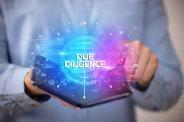 İş adamı katlanabilir bir akıllı telefon tutuyor, yeni iş konsepti