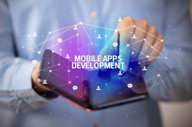 Katlanabilir akıllı telefonu olan bir iş adamı, yeni teknoloji konsepti