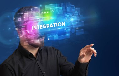 Sanal Gerçeklik gözlükleriyle bakan iş adamı