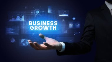 Motivasyon mesajı taşıyan iş adamının eli