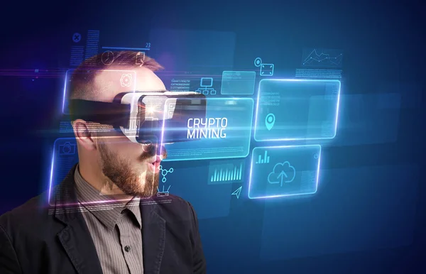 Affärsman tittar igenom Virtual Reality glasögon, tech koncept — Stockfoto