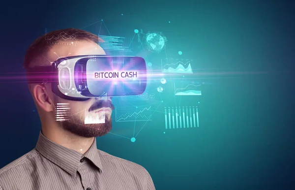 Biznesmen patrzący przez okulary Virtual Reality — Zdjęcie stockowe