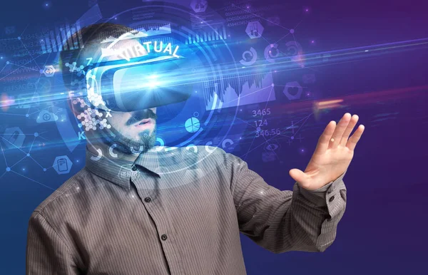 Biznesmen patrzący przez okulary VR — Zdjęcie stockowe