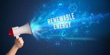 Megafonla bağıran genç kadın, teknoloji duyurusu konsepti.