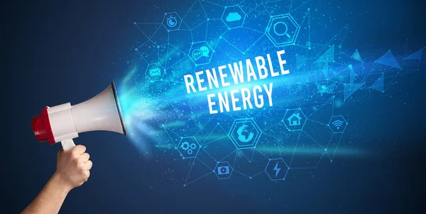 Megafonla bağıran genç kadın, teknoloji duyurusu konsepti.