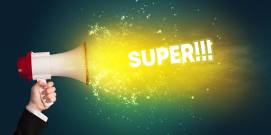 Genç bir kadın hoparlöre bağırıyor.