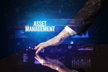 İş adamı dev ekrana dokunuyor