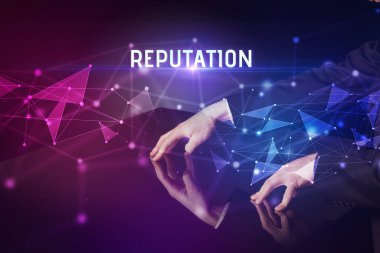 İş adamı dev ekrana dokunuyor