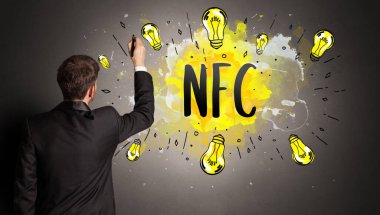 Adam renkli ampul çiziyor.