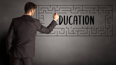 İş adamı labirent çiziyor