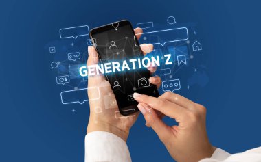 Sosyal medya kavramına sahip akıllı telefon kullanımı