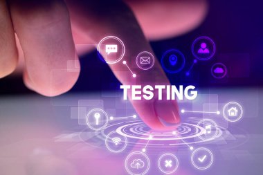 Web teknolojisi simgeleriyle tablete dokunmak