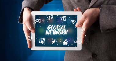 Tablet tutan kişi, sosyal ağ kavramı