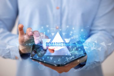 İş adamı katlanabilir bir akıllı telefon tutuyor, iş konsepti