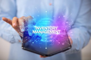 İş adamı katlanabilir bir akıllı telefon tutuyor, yeni iş konsepti