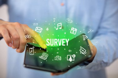 Katlanabilir akıllı telefonu olan bir iş adamı, sosyal medya kavramı