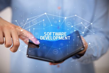 Katlanabilir akıllı telefonu olan bir iş adamı, yeni teknoloji konsepti