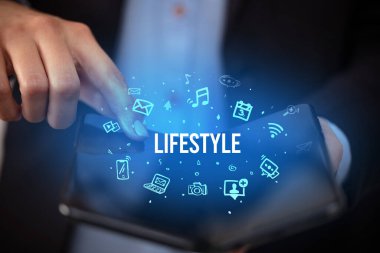 Katlanabilir akıllı telefonu olan bir iş adamı, sosyal medya kavramı