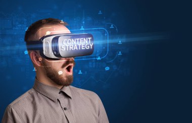 Sanal gerçeklik gözlükleriyle bakan iş adamı, sosyal medya kavramı