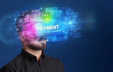 Sanal Gerçeklik gözlükleriyle bakan iş adamı