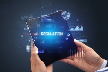 İş adamı katlanabilir bir akıllı telefon tutuyor, iş konsepti