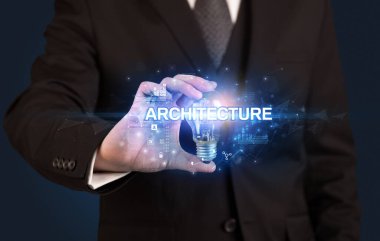 Elinde ampul tutan bir iş adamı.