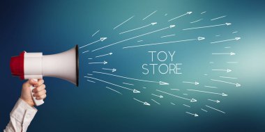 Genç kız megafona bağırıyor.