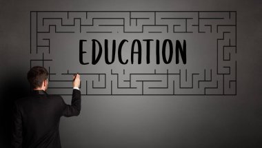 İş adamı labirent çiziyor