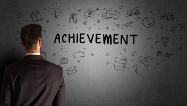 İş adamı yaratıcı bir fikir çiziyor.