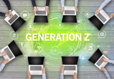 Bir grup insan toplantı yapıyor.