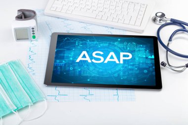 Tıbbi kısaltmalı bir tabletin yakın plan görüntüsü