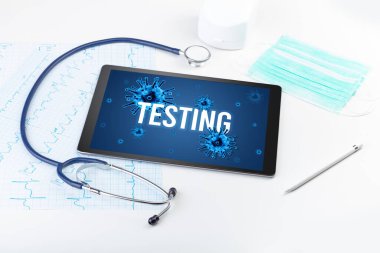 Beyaz yüzeyde tablet pc ve doktor araçları