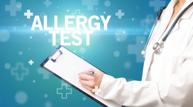 Doktor panoya notlar yazar.