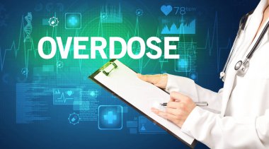 Genç doktor notlar yazıyor.