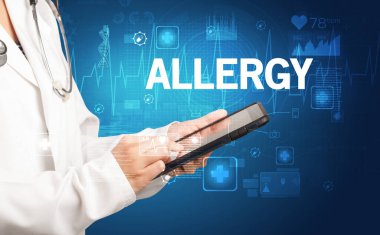 Genç doktor notlar yazıyor.