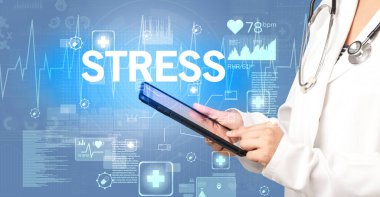 Genç doktor notlar yazıyor.