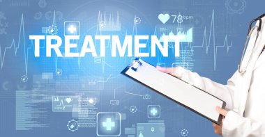 Genç doktor notlar yazıyor.