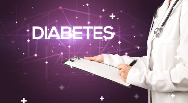 Doktor tıbbi kayıtları dolduruyor.