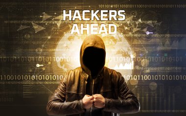 İş yerindeki yüzsüz hacker, güvenlik kavramı