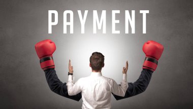 Üzerinde yazı olan bir iş adamının arka görünüşü