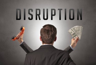 Üzerinde yazı olan bir iş adamının arka görünüşü