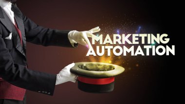 Sihirbaz sihir numarası yapıyor.