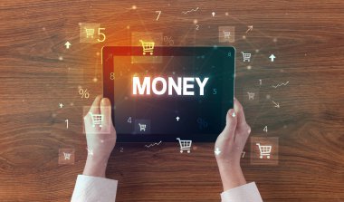 Alışveriş yazısıyla el ele tutuşma tabletinin yakın çekimi